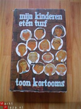 Mijn kinderen eten turf door Toon Kortooms - 1
