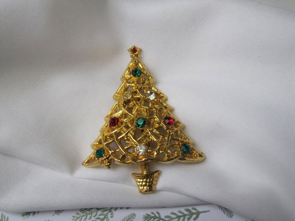 Broche kerstboom goudkleurig met rood groen en heldere kristal rijnstenen 6.2x5.0 cm - nr. 1