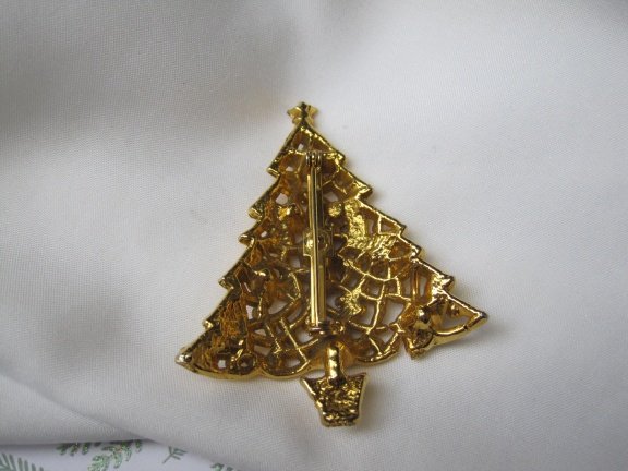 Broche kerstboom goudkleurig met rood groen en heldere kristal rijnstenen 6.2x5.0 cm - Afbeelding 2