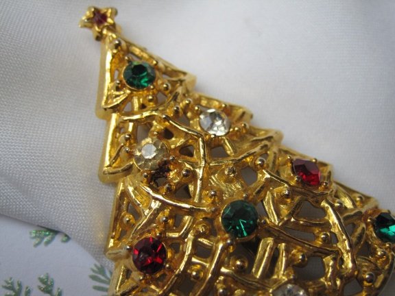 Broche kerstboom goudkleurig met rood groen en heldere kristal rijnstenen 6.2x5.0 cm - Afbeelding 3