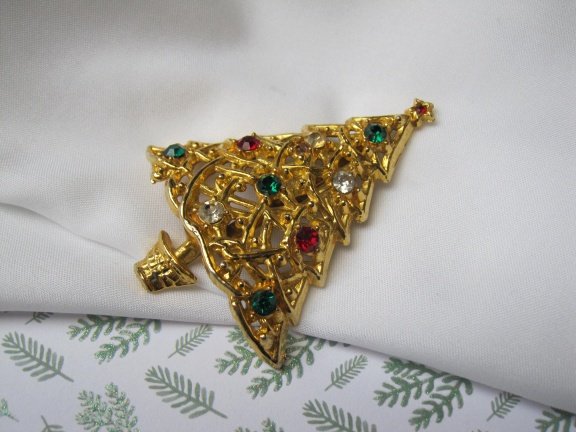 Broche kerstboom goudkleurig met rood groen en heldere kristal rijnstenen 6.2x5.0 cm - Afbeelding 6