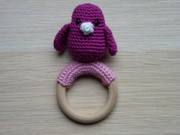 ** Bijtring/rammelaar met gehaakt vogeltje (roze) - nr. 1