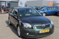 Toyota Avensis - 2.0 VVTI EXECUTIVE BUSINESS airco, climate control, radio cd speler, groot navigati - 1 - Thumbnail