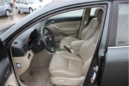Toyota Avensis - 2.0 VVTI EXECUTIVE BUSINESS airco, climate control, radio cd speler, groot navigati - 1