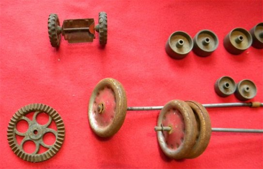 Oude en antieke wielen voor speelgoed en stoommachine. - 3