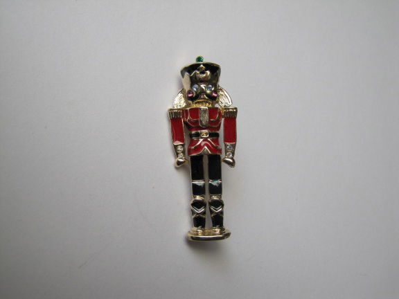 Broche kerst goudkleurig notenkraker soldaatje rood zwart emaille en rijnsteentjes 5.5x2.0 cm - nr. 1