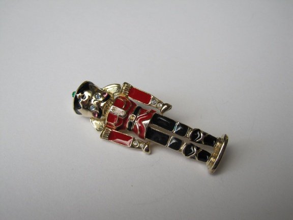 Broche kerst goudkleurig notenkraker soldaatje rood zwart emaille en rijnsteentjes 5.5x2.0 cm - Afbeelding 3