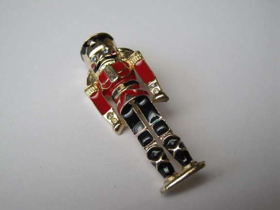 Broche kerst goudkleurig notenkraker soldaatje rood zwart emaille en rijnsteentjes 5.5x2.0 cm - Afbeelding 4