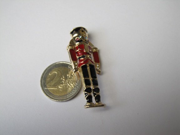 Broche kerst goudkleurig notenkraker soldaatje rood zwart emaille en rijnsteentjes 5.5x2.0 cm - Afbeelding 5