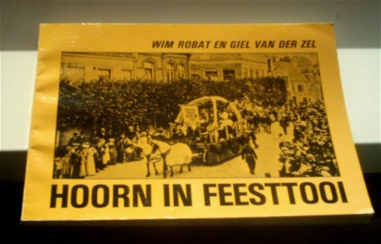 Hoorn in feesttooi(Robat, van der Zel, 1982). - 1