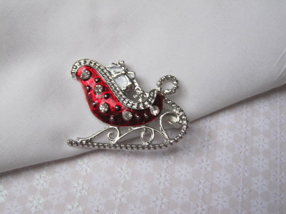 Broche kerst zilverkleurig en rood emaille kerstslee met rijnsteentjes 4.0x3.1 cm - nr. 1