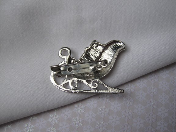 Broche kerst zilverkleurig en rood emaille kerstslee met rijnsteentjes 4.0x3.1 cm - Afbeelding 2