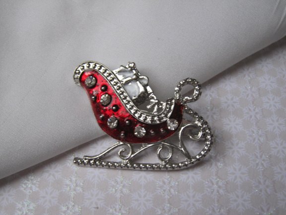 Broche kerst zilverkleurig en rood emaille kerstslee met rijnsteentjes 4.0x3.1 cm - Afbeelding 3