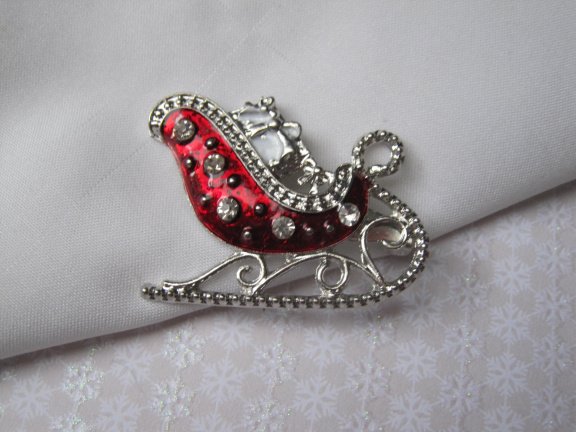 Broche kerst zilverkleurig en rood emaille kerstslee met rijnsteentjes 4.0x3.1 cm - Afbeelding 4