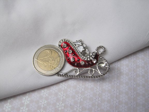 Broche kerst zilverkleurig en rood emaille kerstslee met rijnsteentjes 4.0x3.1 cm - Afbeelding 5