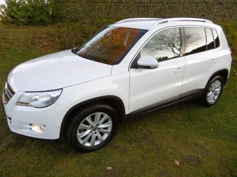 Volkswagen Tiguan - SPORT&STYLE/LEDER/NAVI/CAM/PARK-ASS./INR&GAR.MOG - 1