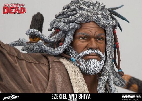 HOT DEAL The Walking Dead Statue Ezekiel & Shiva McFarlane Collectors Exclusive - 3
