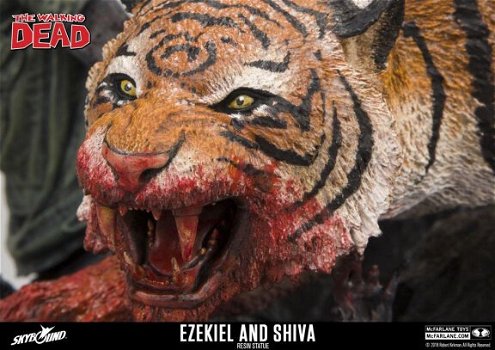 HOT DEAL The Walking Dead Statue Ezekiel & Shiva McFarlane Collectors Exclusive - 4