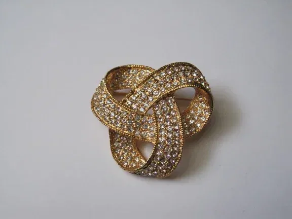 Broche Roman goudkleurig knoop model vol heldere kristalsteentjes 4.5 cm - nr. 1