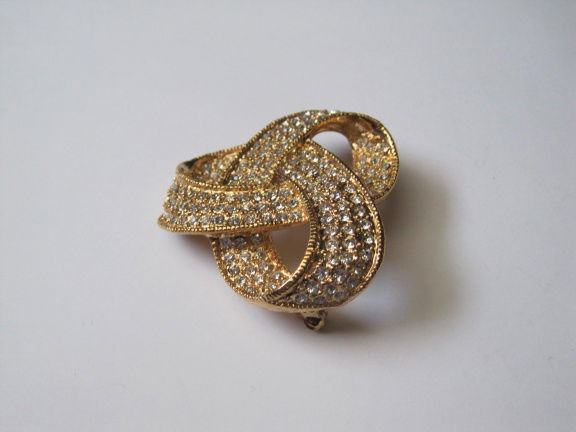 Broche Roman goudkleurig knoop model vol heldere kristalsteentjes 4.5 cm - Afbeelding 2