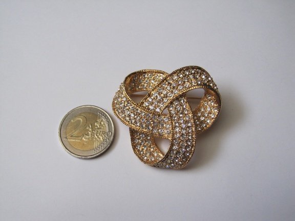 Broche Roman goudkleurig knoop model vol heldere kristalsteentjes 4.5 cm - Afbeelding 7