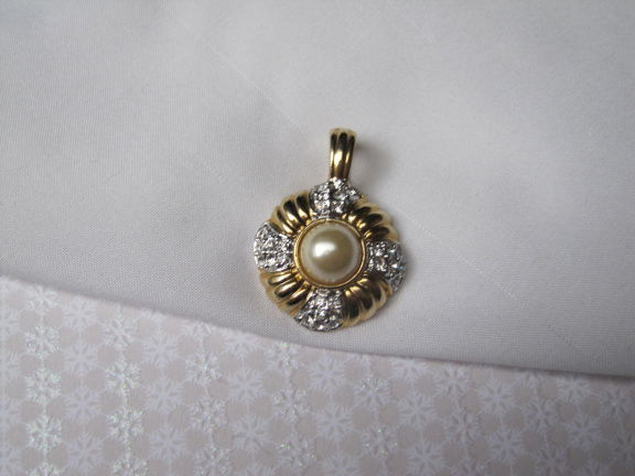 Kettinghanger Roman goudkleurig met parelkraal cabochon en kristal rijnsteentjes 3.5x2.5 cm - nr. 1