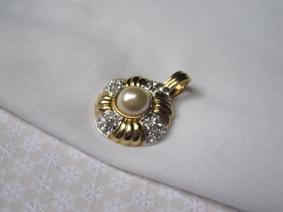 Kettinghanger Roman goudkleurig met parelkraal cabochon en kristal rijnsteentjes 3.5x2.5 cm - Afbeelding 6