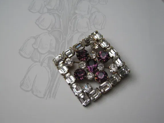 Broche bronskleurig punt care model met heldere en paarse kristal rijnstenen 5.5x5.3 cm - nr. 1