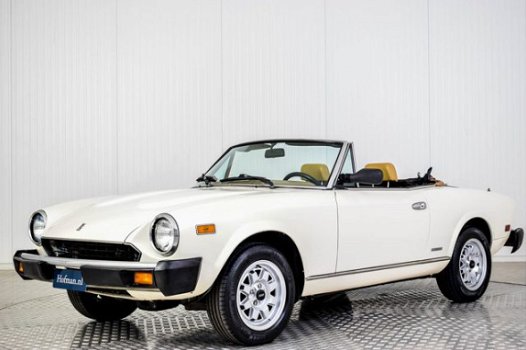 Fiat 124 Spider - Pininfarina Europe Azzurra - 1