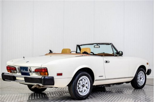 Fiat 124 Spider - Pininfarina Europe Azzurra - 1