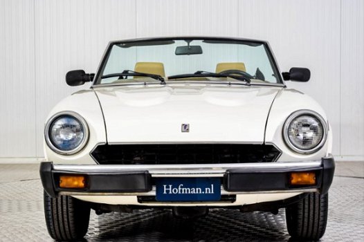 Fiat 124 Spider - Pininfarina Europe Azzurra - 1