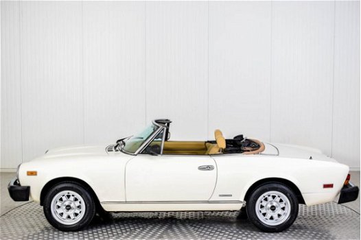 Fiat 124 Spider - Pininfarina Europe Azzurra - 1