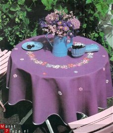 borduurpatroon 1009 rond paars kleed met bloemmotief