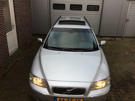 Volvo V70 - 2.4 D5 Summum LEER - 1