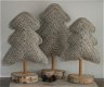 Mooi en uniek voor de kerstperiode: handgemaakte kerstboom (sober, stoer, landelijk, brocant) - 3 - Thumbnail