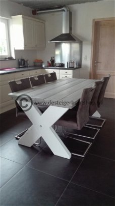 Eettafel van hout