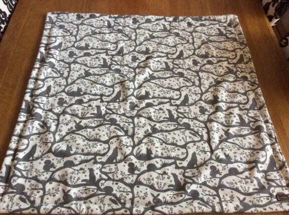 "Olleke" baby dekentje/omslagdoek grijs met bosfiguurtjes €24,95 incl. verzenden - Afbeelding 2