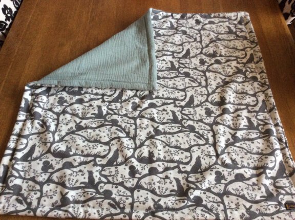 "Olleke" baby dekentje/omslagdoek grijs met bosfiguurtjes €24,95 incl. verzenden - Afbeelding 3