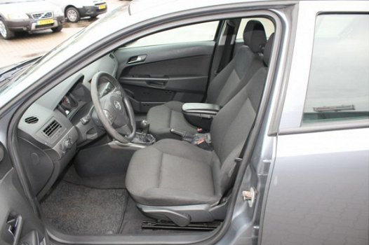 Opel Astra - 1.9 CDTI ESSENTIA Euro 4 airco, radio cd speler, cruise control, elektrische ramen, tre - 1