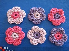 ** Setje van 6 paars/lila/roze gehaakte bloemetjes (3 cm)