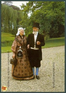 KLEDERDRACHT Echtpaar in Friese kleding plm 1870