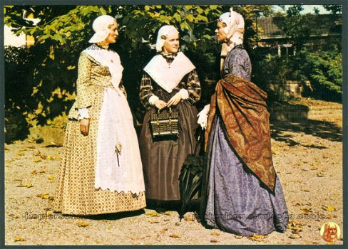 KLEDERDRACHT Fries kostuum plm 1860, drie dames - 1