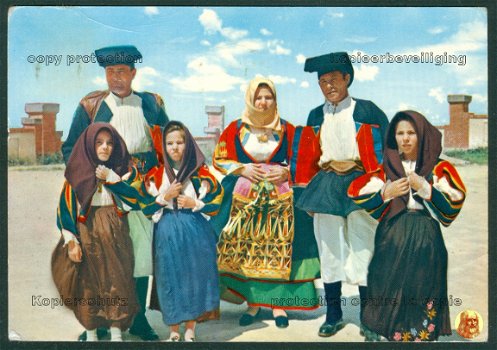 KLEDERDRACHT Italië, dracht van Sardinië getoond in Orgosolo (Nuoro 1963) - 1