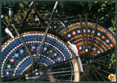 KLEDERDRACHT Staphorst, jasbeschermers van fiets met gehaakt Staphorster stipwerk