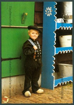 KLEDERDRACHT Staphorst, jongetje bij melkrek naast boerderij (v1) - 1