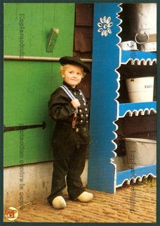 KLEDERDRACHT Staphorst, jongetje bij melkrek naast boerderij (v2)