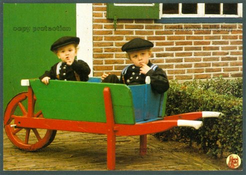 KLEDERDRACHT Staphorst, twee jongetjes in dracht in kruiwagen - 1