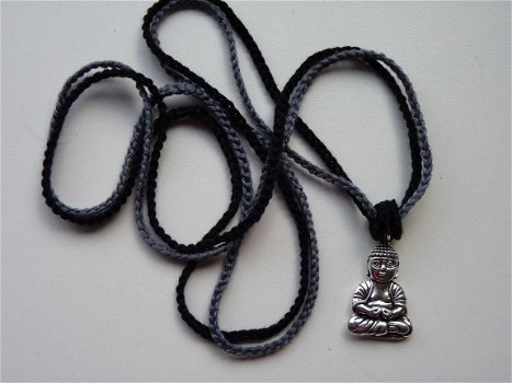 Gehaakte ketting met grote buddha bedel (zwart/grijs) - 2