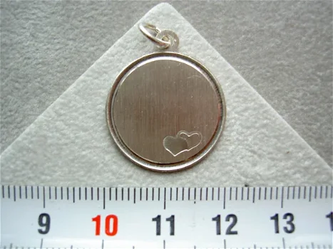 Zilveren groot 20mm graveerplaat rond met hartjes - 1