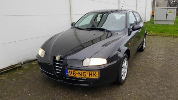 Alfa Romeo 147 - 1.6 T.Spark Edizione Esclusiva /Clima - 1